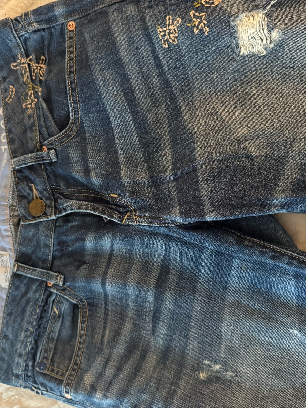 Lucky Women’s med Blue Distressed Floral Embroidered Jeans